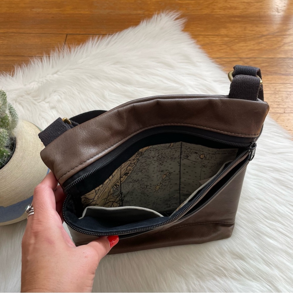 Portmanteau hand made leather crossbody bag - Picture 6 of 11
